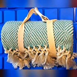 NWT Large Hudson Bay (52" x 72") All-season Throw Tassels Incredibly Soft & Cozy